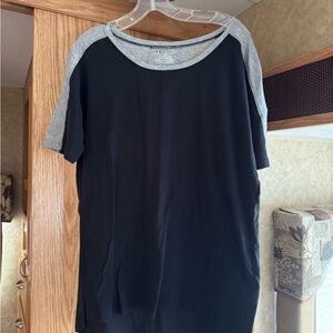 UA all season gear tee large black and gray loose